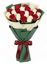 Букет Микс из красных и белых роз в Троицке