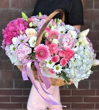 Цветочная композиция из Розы, Хризантемы, Пионы и Лизиантусы в корзине в Троицке