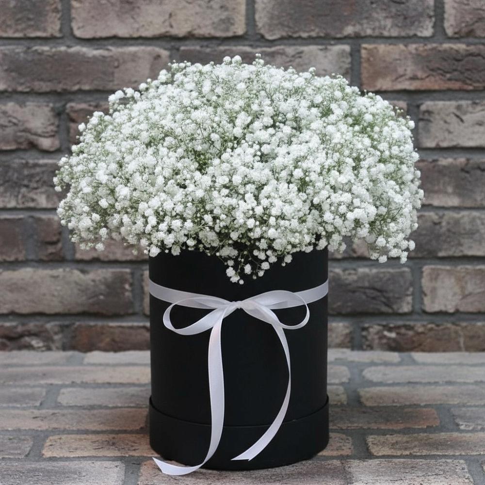 Цветочная композиция из Гипсофила в шляпной коробке в Троицке