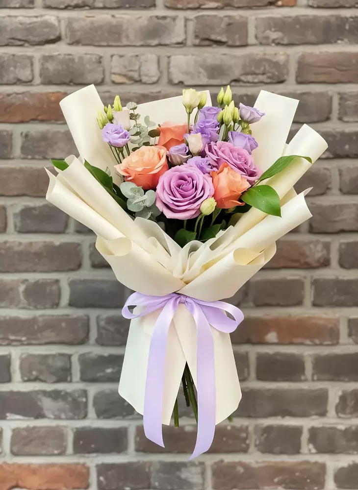 Букет цветов из: Лизиантусы и Розы в Троицке