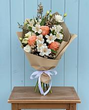 Букет цветов из:  Альстромерии, Лизиантусы, Розы и Хризантемы в Троицке