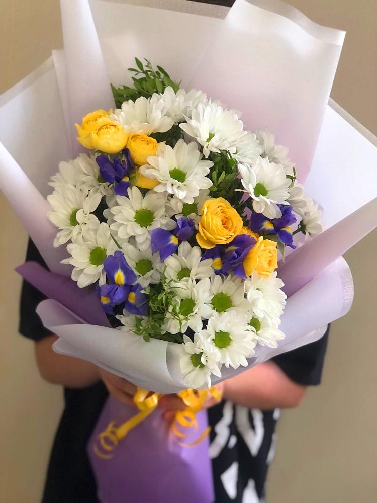 Букет цветов из: Ирисы, Хризантемы и Розы в Троицке