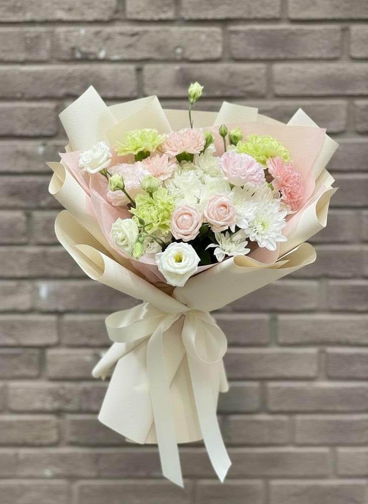 Букет цветов из: Гвоздики, Розы, Лизиантусы и Хризантемы в Троицке