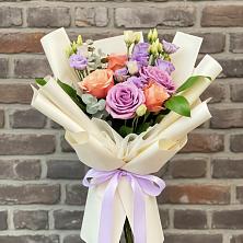 Букет цветов из:  Лизиантусы и Розы в Троицке