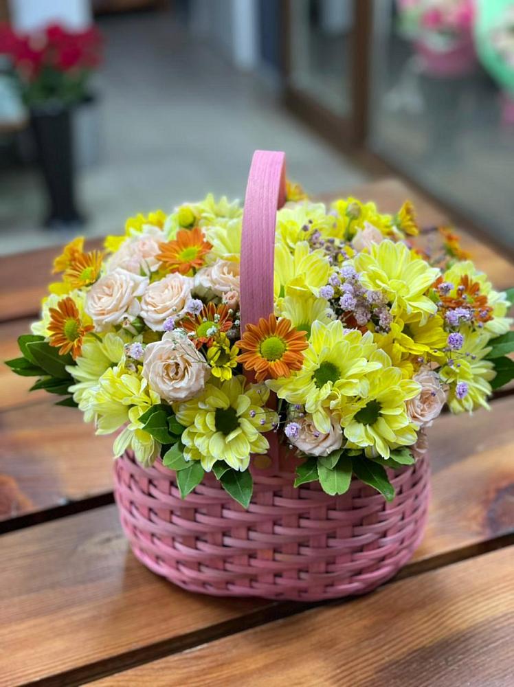 Цветочная композиция из Хризантемы и Розы в корзине в Троицке