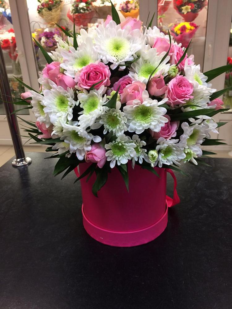 Цветочная композиция из Розы и Хризантемы в шляпной коробке в Троицке