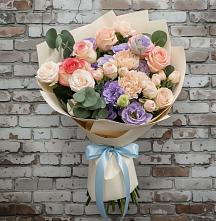 Букет цветов из:  Розы, Лизиантусы и Гвоздики в Троицке