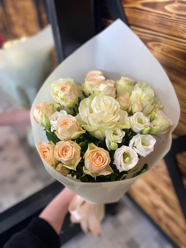 Букет цветов из: Розы и Лизиантусы в Троицке